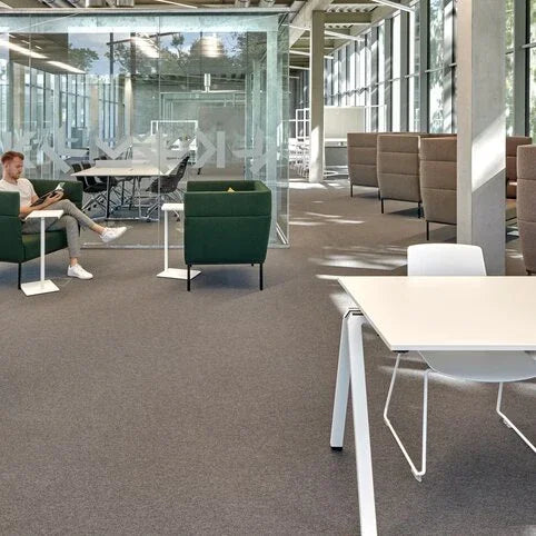 Moderne kantoorruimte met design kantoormeubilair, vergadertafels en zithoeken, veel daglicht.