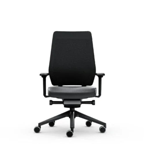 Zwarte ergonomische bureaustoel met wielen, geschikt voor moderne kantoorinrichting.