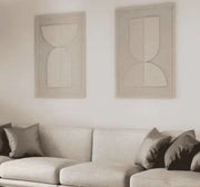 Moderne kantoorbank met decoratieve kussens en abstracte wandkunst, design kantoormeubilair