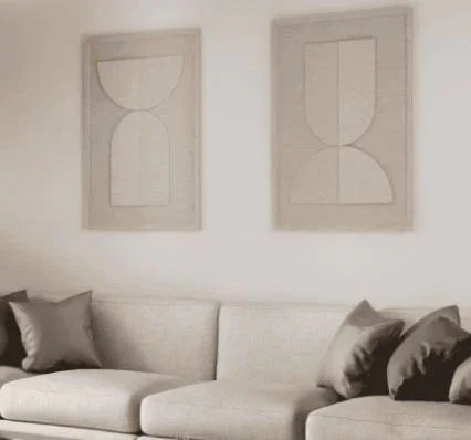 Moderne kantoorbank met decoratieve kussens en abstracte wandkunst, design kantoormeubilair
