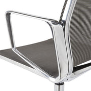 Detail bureaustoel met chromen armleuning en strak zwart design, kantoormeubilair