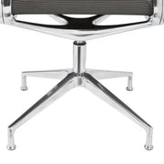 Detailfoto modern bureaustoel onderstel van gepolijst aluminium, design kantoormeubilair