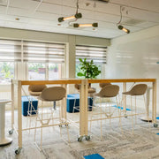 Sfeerbeeld hoge tafel op wielen Lande Atelier