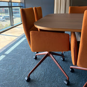 Lande Casual oranje, aan vergadertafel, op blauwe vloerbedekking