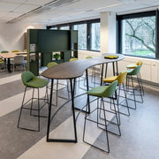 Lande Fundamentals modulaire kast op de achtergrond in kantoorruimte of kantine Lande Fundamentals, Lande Fundamentals kast, Fundamentals kastsysteem, Lande kast, modulaire kantoorkast, roomdivider kantoor, vakkenkast kantoor, kast met presentatiescherm, kast met whiteboard, garderobekast kantoor, kast met eiken legplanken, multifunctionele kantoorkast, Fundamentals Basic, Fundamentals Basic Flex, Fundamentals Fun, Lande dealer Nederland