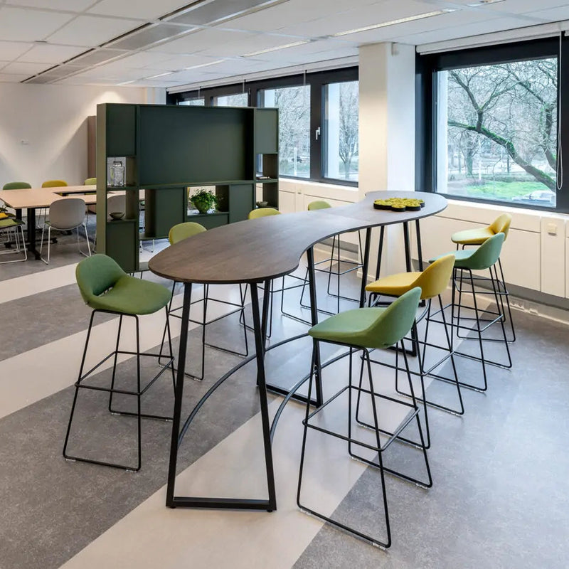 Lande Fundamentals modulaire kast op de achtergrond in kantoorruimte of kantine Lande Fundamentals, Lande Fundamentals kast, Fundamentals kastsysteem, Lande kast, modulaire kantoorkast, roomdivider kantoor, vakkenkast kantoor, kast met presentatiescherm, kast met whiteboard, garderobekast kantoor, kast met eiken legplanken, multifunctionele kantoorkast, Fundamentals Basic, Fundamentals Basic Flex, Fundamentals Fun, Lande dealer Nederland
