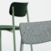 detail van Lande Modi Barstool met vilten zit en rug, Modi barkruk, Lande barkruk, barkruk 67 cm, barkruk 82 cm, counter barkruk, hoge vergaderstoel, PET vilt barkruk, stapelbare barkruk, Modi Barstool prijs, Lande dealer