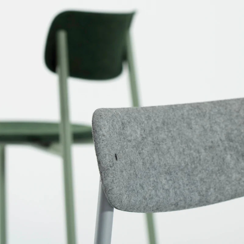detail van Lande Modi Barstool met vilten zit en rug, Modi barkruk, Lande barkruk, barkruk 67 cm, barkruk 82 cm, counter barkruk, hoge vergaderstoel, PET vilt barkruk, stapelbare barkruk, Modi Barstool prijs, Lande dealer