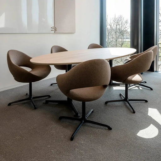 Ovale vergadertafel Casus met zes bruine SHARK stoelen op vierteens onderstel - KANTOORMEUBELS.ONLINELande Casus, Lande Casus tafel, Lande Casus vergadertafel, Casus tafel prijs, Casus tafel kopen, ronde vergadertafel Lande, ovale vergadertafel Lande, tonvormige vergadertafel, boardroom tafel Lande, grote vergadertafel, vergadertafel 400 cm, vergadertafel 480 cm, vergadertafel met elektrificatie, vergadertafel fineer, vergadertafel laminaat, Lande dealer Nederland