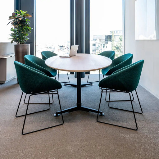 Tafel CASUS met 6 Beso stoelen op sledeframe - KANTOORMEUBELS.ONLINE