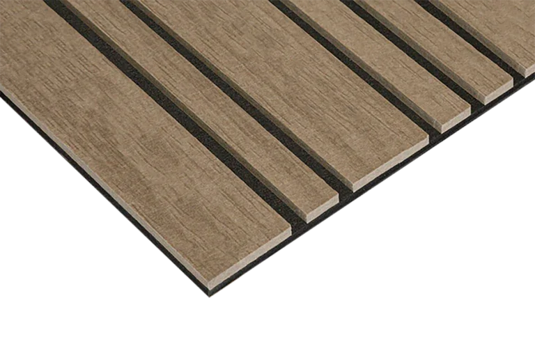 Lattenwand paneel in donkere eiken uitvoering, geschikt voor kantoorinterieur en akoestiek