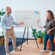 Legamaster SKETCH INFINITE flipover driepoot tussen twee personen