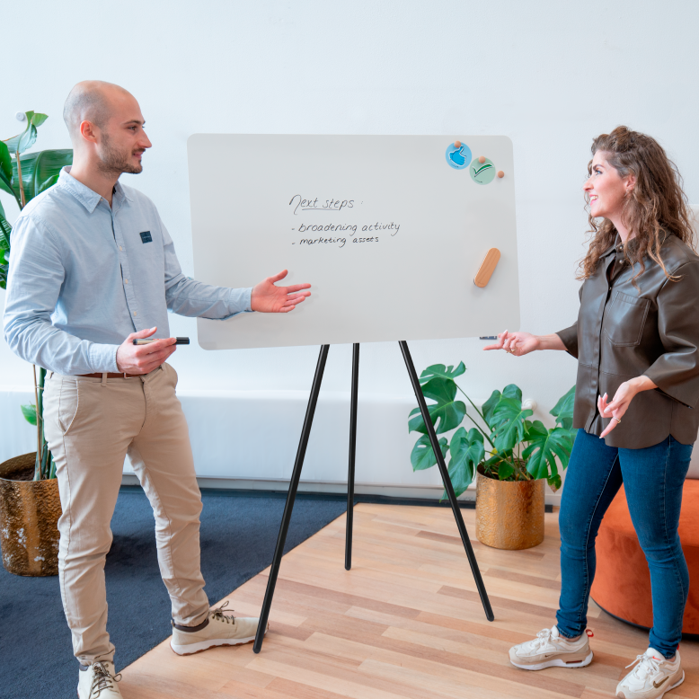 Legamaster SKETCH INFINITE flipover driepoot tussen twee personen
