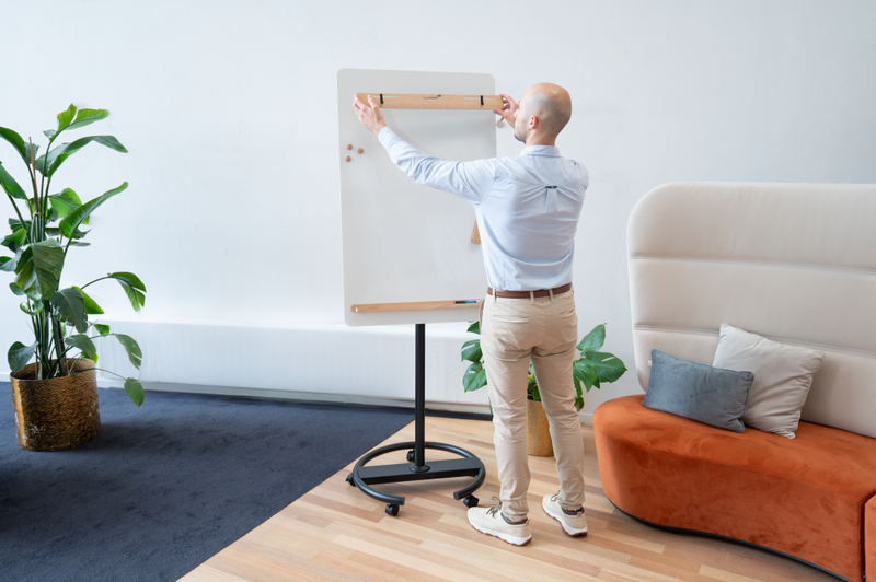 Persoon gebruikt mobiele flipover op ronde voet SKETCH INFINITE