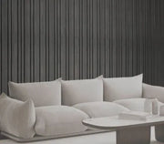 Lichtgrijs eikenhouten wandbekleding achter een moderne bank en tafel voor kantoorinrichting