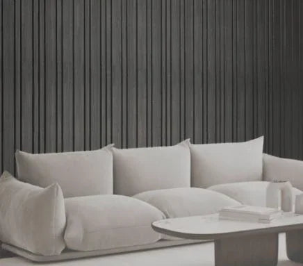 Lichtgrijs eikenhouten wandbekleding achter een moderne bank en tafel voor kantoorinrichting