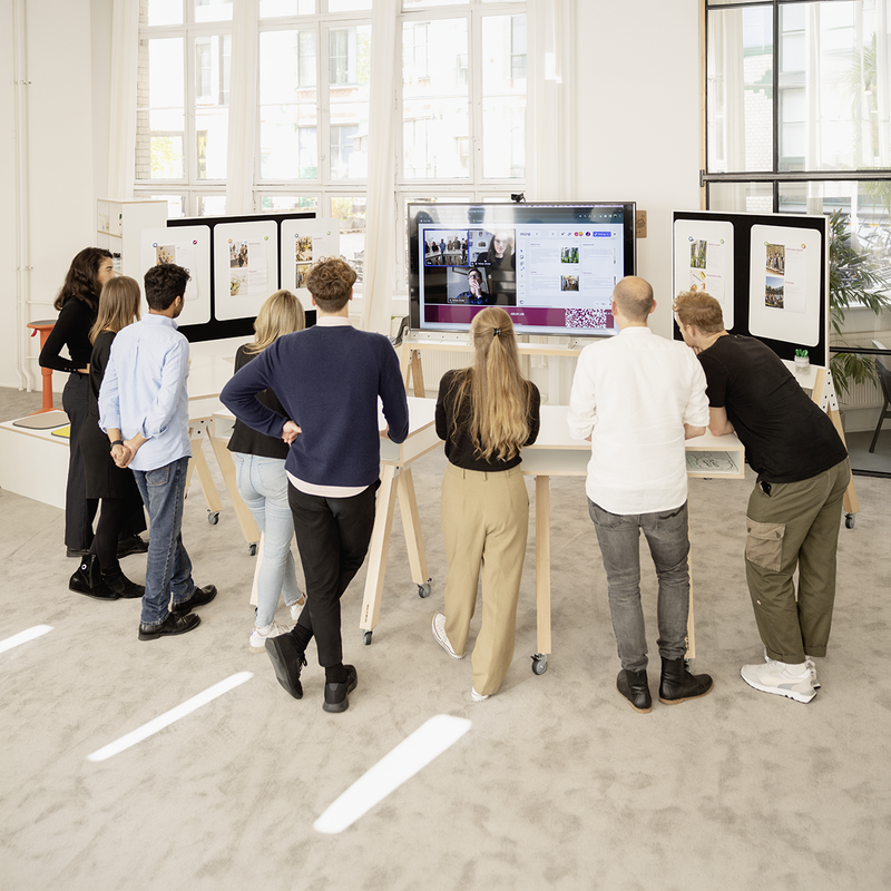 Verrijdbare TV standaard MONITOR ON WHEELS - WHAT IF WE FLY