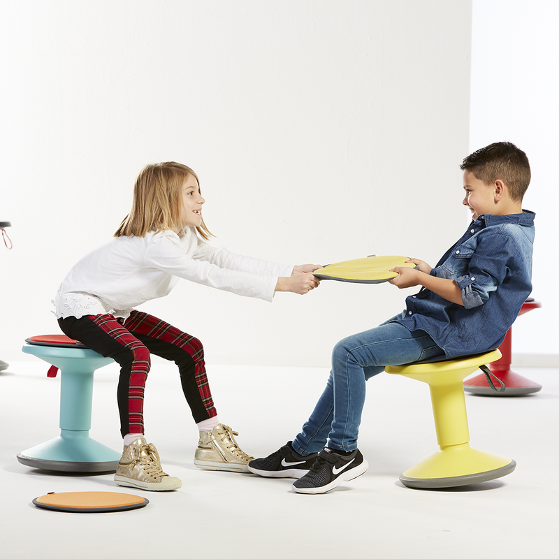Twee jonge kinderen spelen terwijl ze balanceren op een kruk - UPis1 Junior