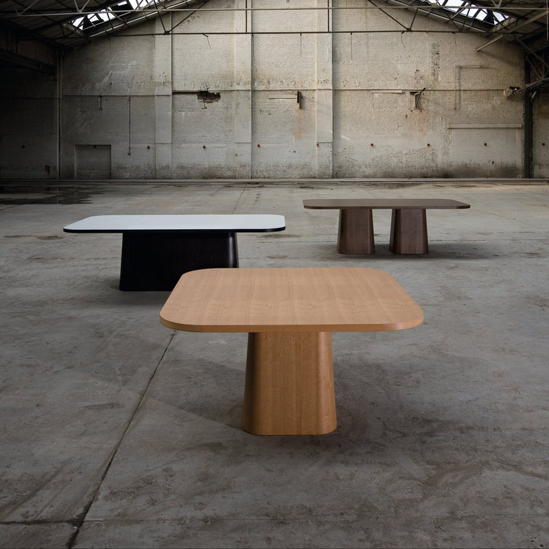 Design kantoortafels in hout en zwart in industriële ruimte, kantoormeubilair modern