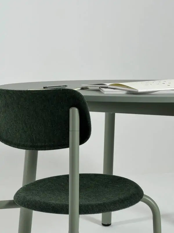 Modi stoel groen aan Node tafel