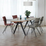 Design vergadertafel met zes stijlvolle stoelen en plant, modern kantoormeubilair op houten vloer