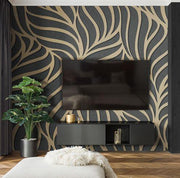 Design woonkamer met grote tv, zwart tv-meubel en modern behang met beige bladmotief.