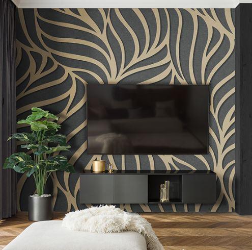 Design woonkamer met grote tv, zwart tv-meubel en modern behang met beige bladmotief.