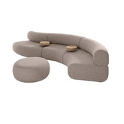 Moderne S-vormige design bank met ronde poef en houten tafeltjes, ideaal kantoormeubilair.