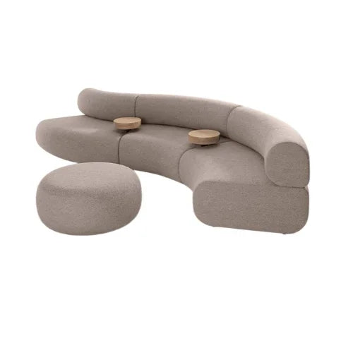 Moderne S-vormige design bank met ronde poef en houten tafeltjes, ideaal kantoormeubilair.