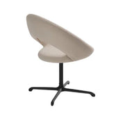 Design bureaustoel met beige bekleding en zwart metalen onderstel, zijkantaanzicht