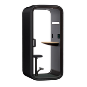 Zwarte akoestische werkpod met bureau en kruk voor kantoor of thuiswerkplek