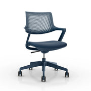 Donkerblauwe design bureaustoel met armleuningen en mesh rugleuning op wielen