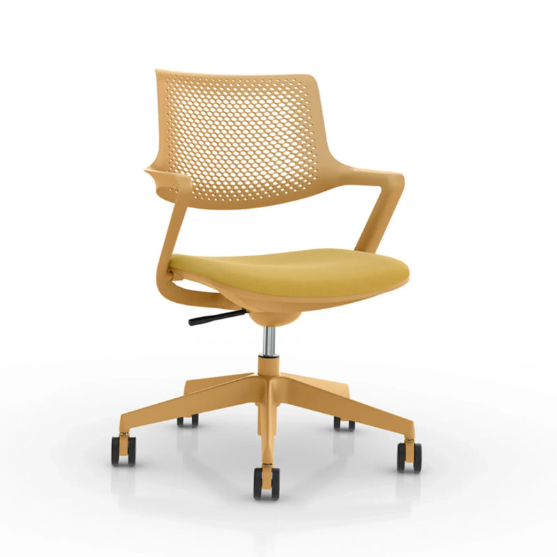 Geel design bureaustoel met wielen, modern kantoormeubilair voor werkplek of thuiswerk.