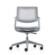 Lichtgrijze design bureaustoel met geperforeerde rugleuning en wielen, kantoormeubels