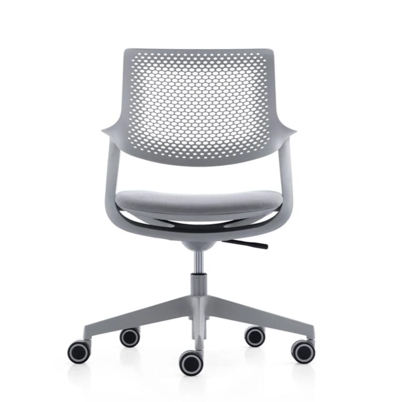 Lichtgrijze design bureaustoel met geperforeerde rugleuning en wielen, kantoormeubels