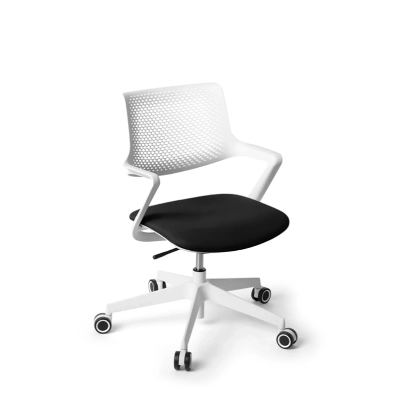 Witte design bureaustoel met zwart zitvlak, modern kantoormeubilair op wielen