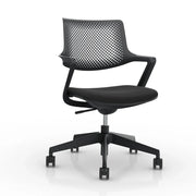 Zwarte design bureaustoel met wielen en geperforeerde rugleuning voor kantoor of thuiswerkplek.