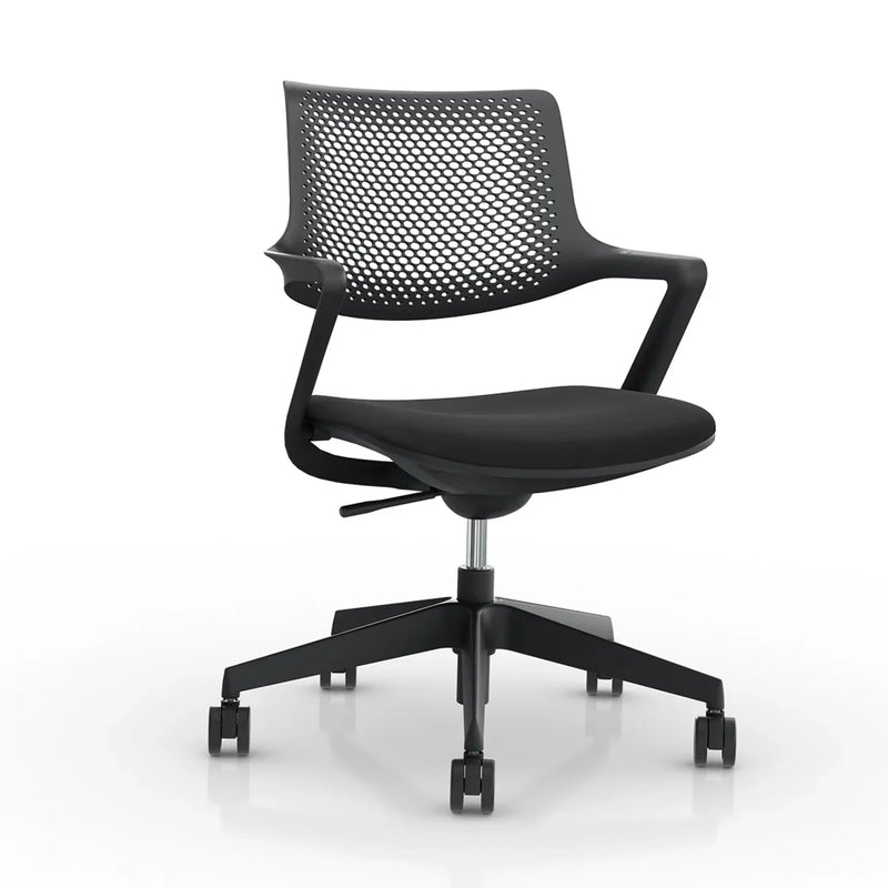 Zwarte design bureaustoel met wielen en geperforeerde rugleuning voor kantoor of thuiswerkplek.