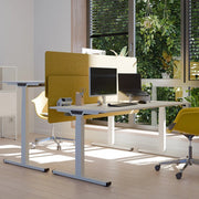 Modern zit-sta bureau met gele bureaustoelen en monitoren, design kantoor met veel planten