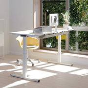 Modern zit-sta bureau in lichte kantoorruimte met groot raam, planten en design bureaustoel