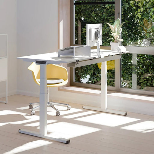 Modern zit-sta bureau in lichte kantoorruimte met groot raam, planten en design bureaustoel