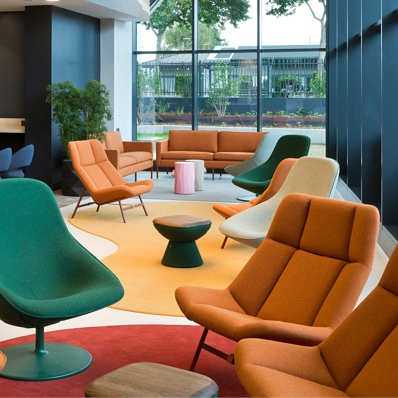 Artifort Soft Facet fauteuil, design fauteuil, lounge fauteuil, hoge fauteuil, fauteuil hoge rug, gestoffeerde fauteuil, leren fauteuil, design lounge stoel, luxe fauteuil, hotellobby fauteuil, directiefauteuil, ontvangstruimte, wachtruimte, hospitality, projectinrichting, kantoorinrichting, Artifort fauteuil, zadelleder, fauteuil met leren detail, poedercoat frame, Nederlandse design fauteuil