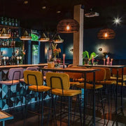 Moderne bar met design hoge krukken, sfeervolle verlichting en stijlvolle inrichting.