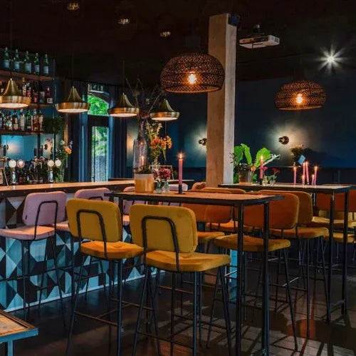 Moderne bar met design hoge krukken, sfeervolle verlichting en stijlvolle inrichting.