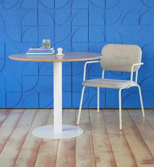 Design vergaderstoel Simo armchair naast ronde tafel, blauwe akoestische wand, kantoormeubilair