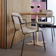 Design vergaderstoel bij ronde tafel met glazen wijn, modern kantoorinterieur sfeer