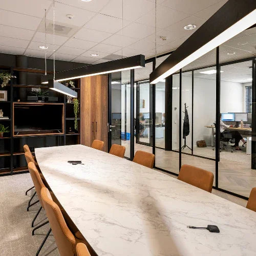 Moderne vergaderruimte met marmeren vergadertafel, design stoelen en glazen wanden, kantoormeubilair