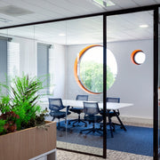 Moderne vergaderruimte met design kantoormeubilair, glazen wand en ronde ramen