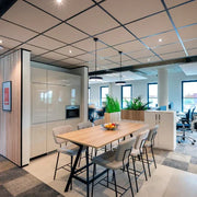 Moderne kantoorruimte met Bridge countertafel en Forza counterkrukken en groene planten, kantoormeubilair