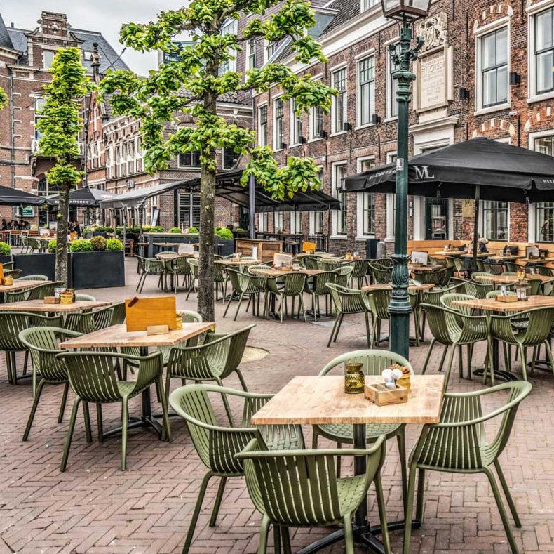 TATAMI stoelen groen op buitenterras